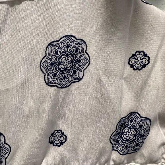 41 Hawthorn blue and white sleeveless blouse with button front and tie neckline - Picture 3 of 7